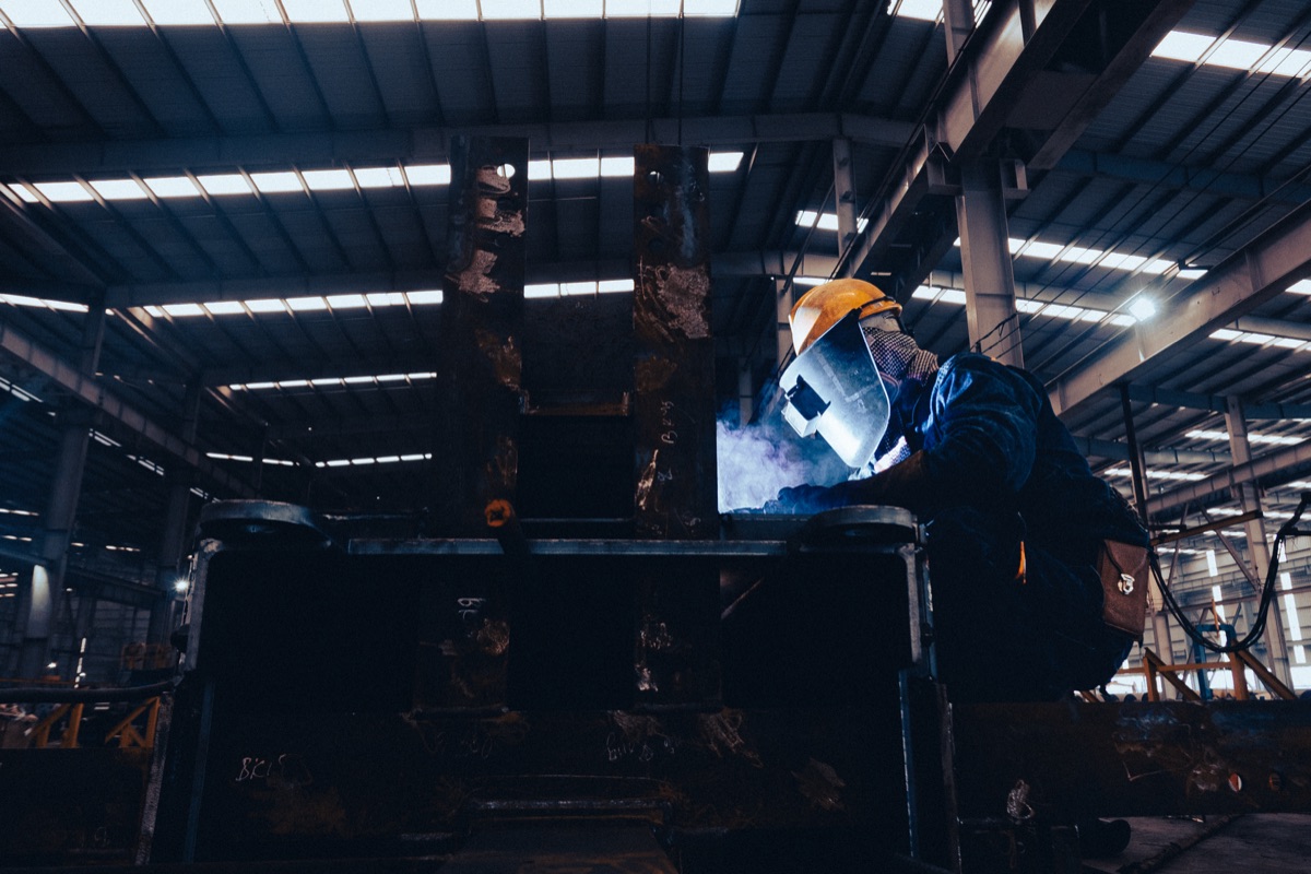 Industrieller Nass-Trocken-Sauger in einer Werkstatt