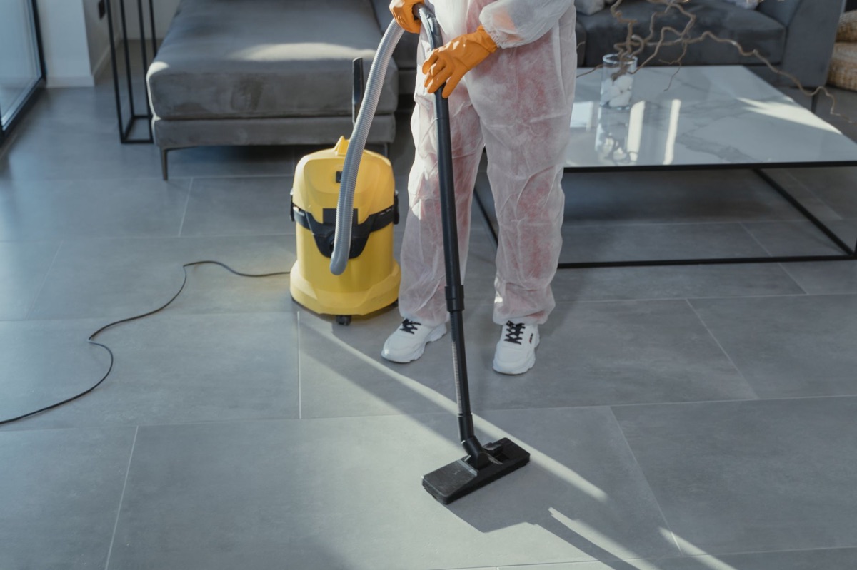 A powerful wet and dry vacuum machine designed for heavy-duty cleaning tasks.