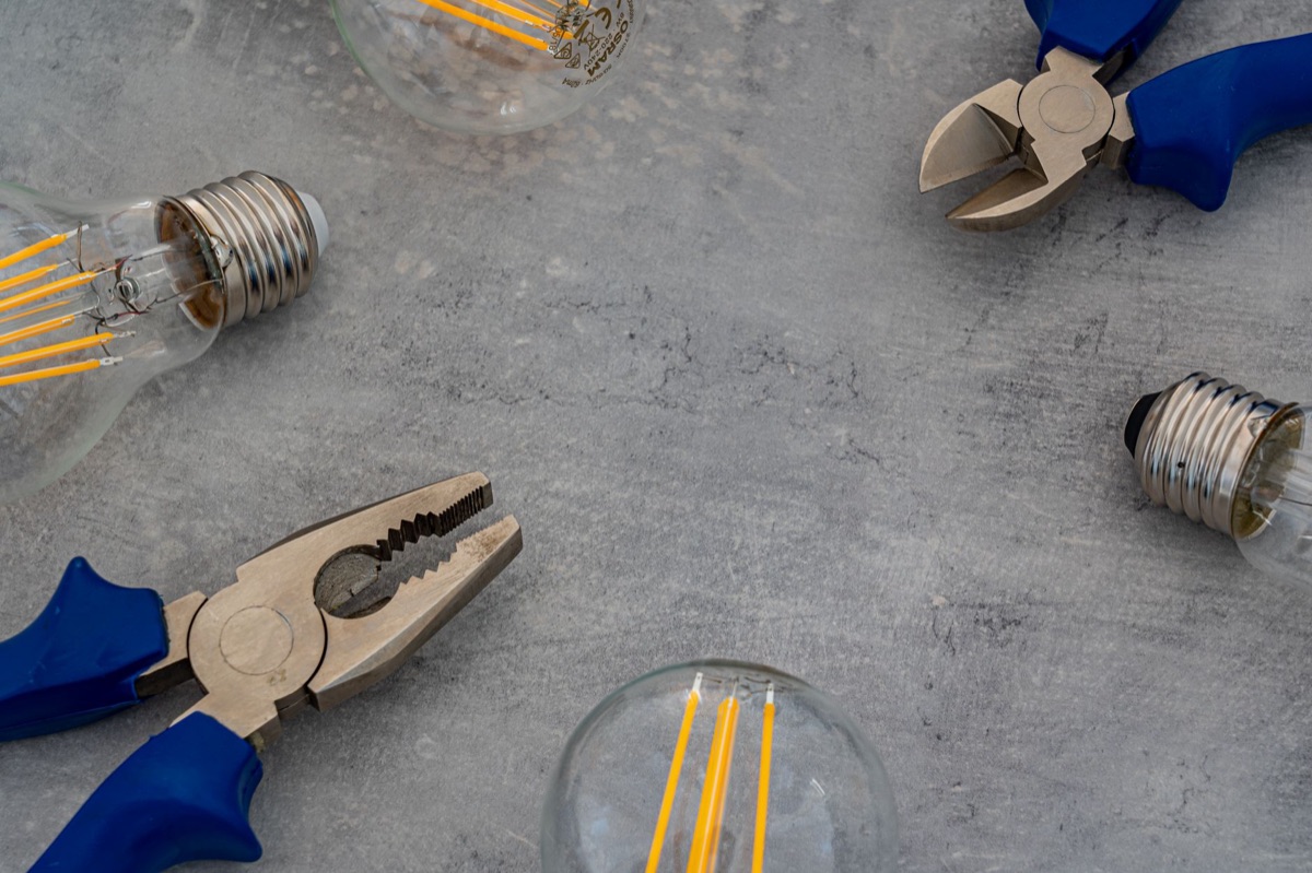 Une pince et un niveau à bulle pour les travaux de bricolage.