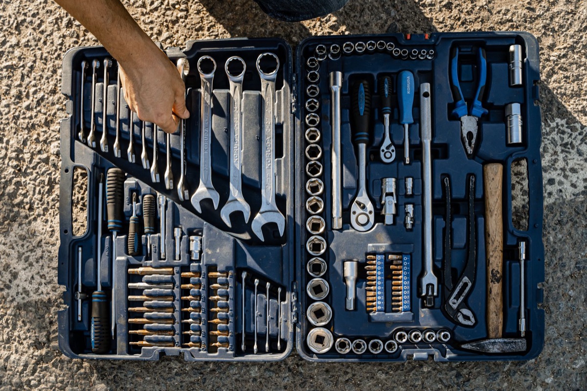 Kit di attrezzi meccanici sullo sfondo