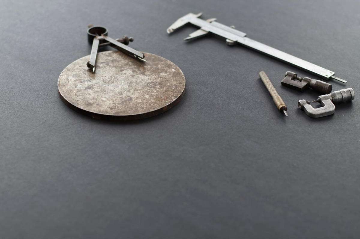 Nahaufnahme einer analogen Schieblehre bei einer mechanischen Messung.