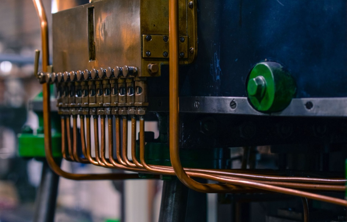 Gros plan d'un pied à coulisse analogique traditionnel utilisé pour la mesure de précision.