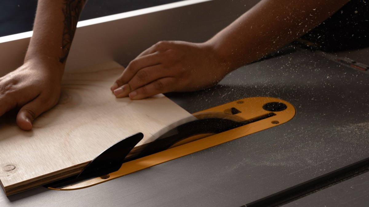 Sega manuale professionale utilizzata per tagliare una trave di legno massello.