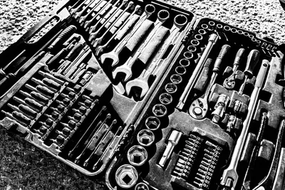 ¿Qué herramientas para arreglar auto son esenciales al empezar?