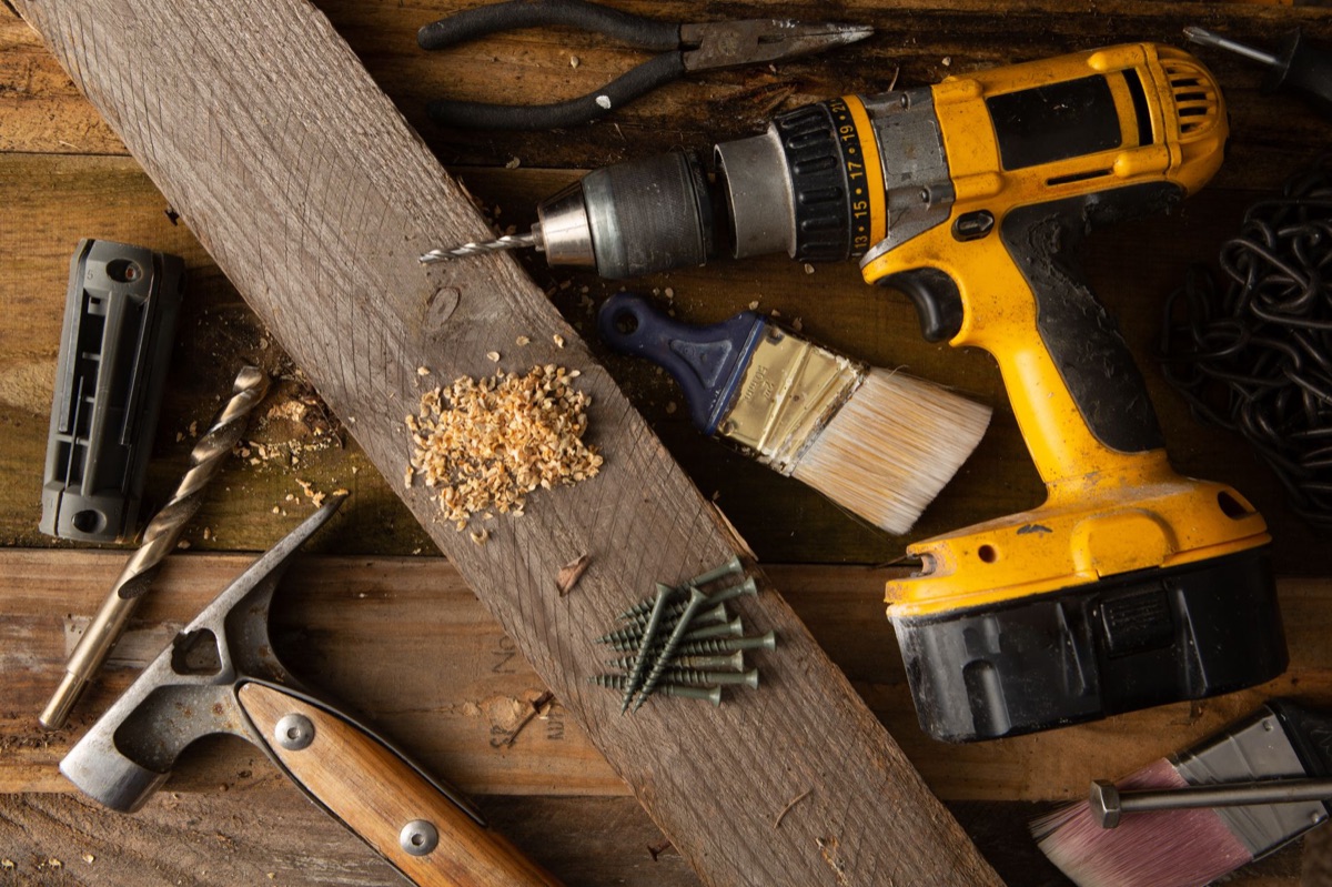 Verschiedene grundlegende Handwerkzeuge für die Holzbearbeitung.